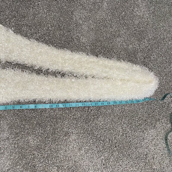 Fuzzy white-colored scarf. - Picture 3 of 3